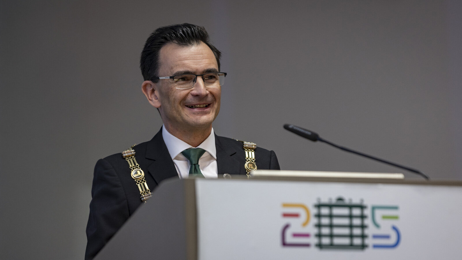 Ein Mann steht am Rednerpult