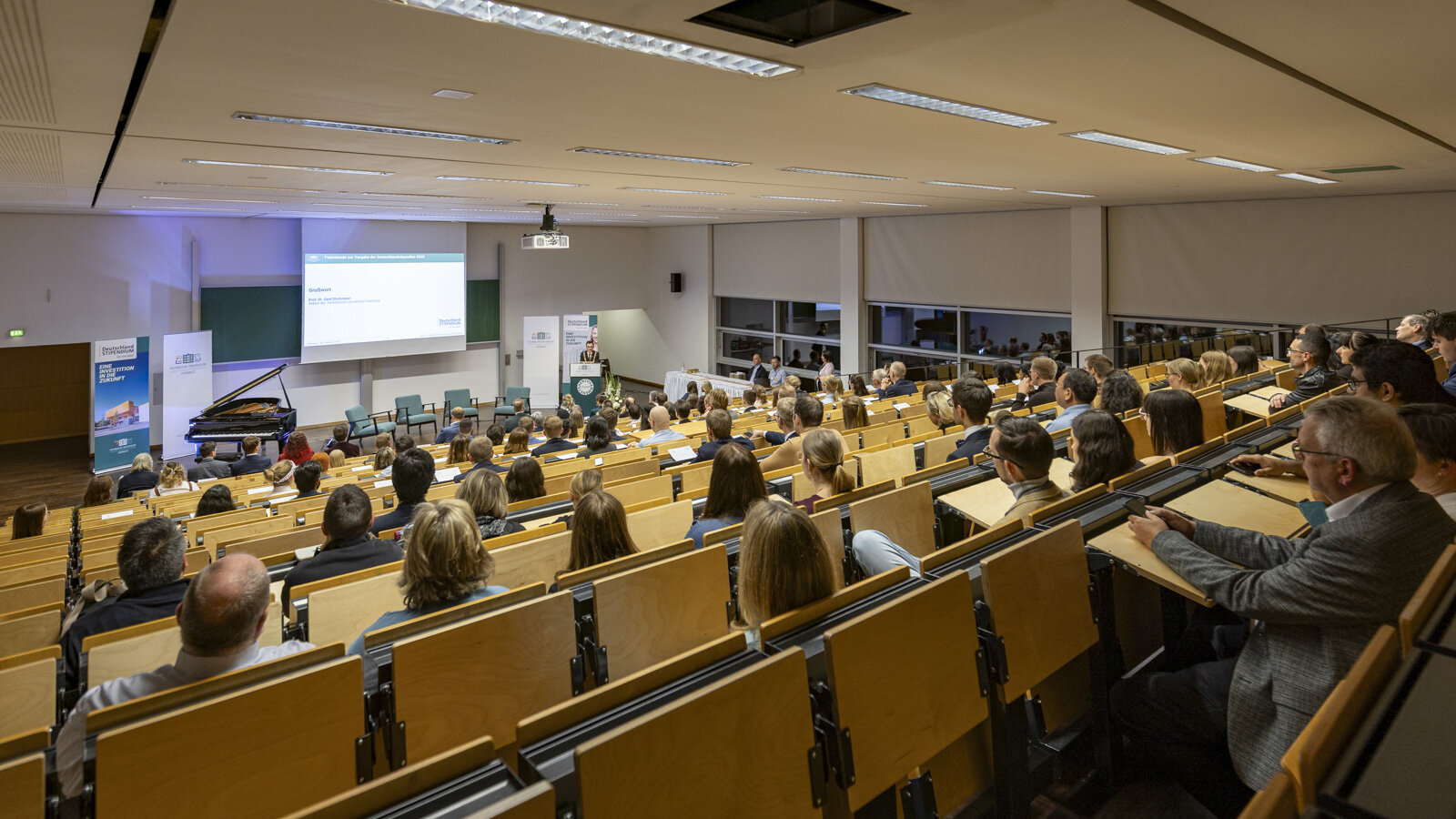 Blick in einen vollbesetzten Hörsaal.