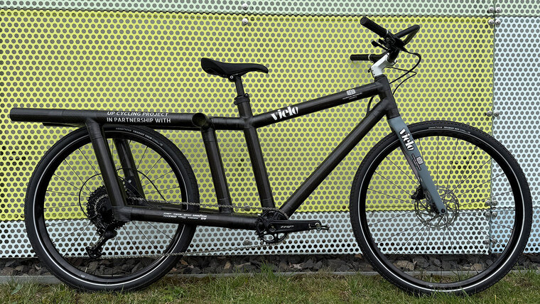 Ein Fahrrad lehnt an einer Fassade.