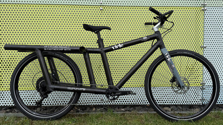 Ein Fahrrad lehnt an einer Fassade.