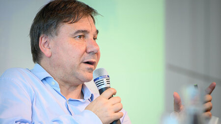 Ein Mann spricht ins Mikrofon.