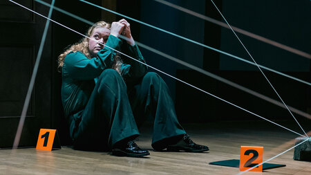 Eine Frau sitzt auf dem Boden.