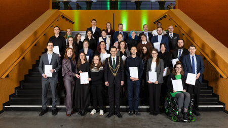 Viele Personen stehen auf einer Treppe.