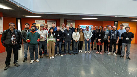 Mehrere Personen stehen in einem Foyer nebeneinander.