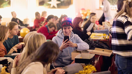 Junge Menschen packen Geschenke ein