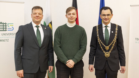 Drei Männer stehen nebeneinander.