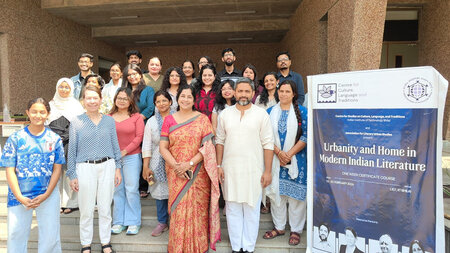 Mehrere Personen stehen nebeneinander.