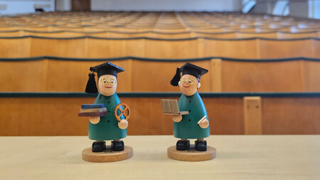 Holzfiguren stehen auf einem Tisch