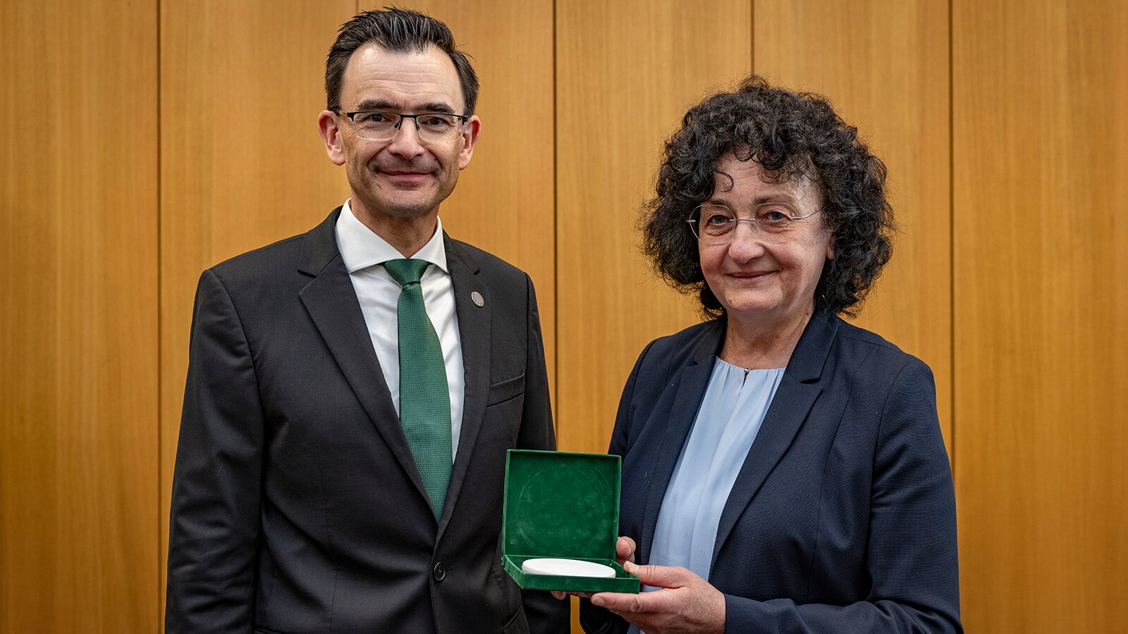 Angela Malz erhielt die Ehrenmedaille der Technischen Universität Chemnitz