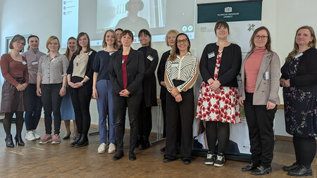 Mehrere Frauen stehen nebeneinander.