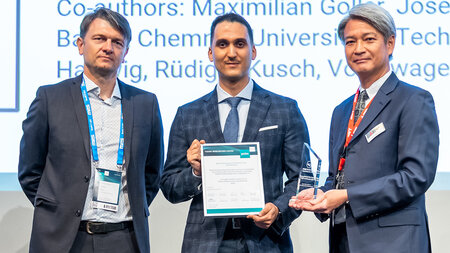 Vier Männer stehen nebeneinander.