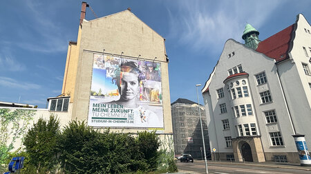 Großes Banner der TU Chemnitz hängt an einer Wand