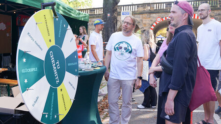 Menschen basteln gemeinsam