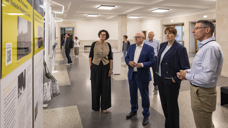 Menschen vor einer Ausstellung