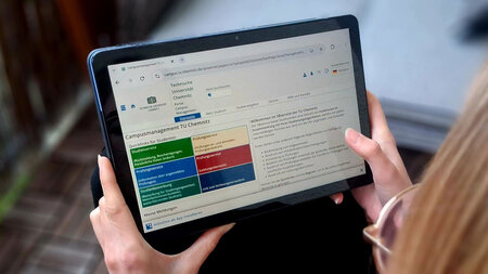 Frau tippt etwas auf dem Tablet