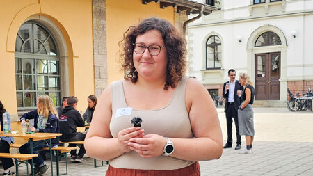 Frau steht vor einer Kamera