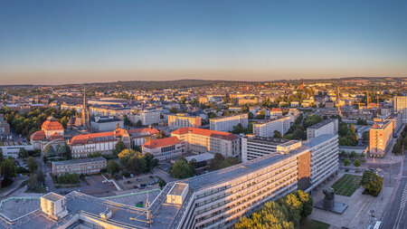 Blick auf mehrere Gebäude aus der Vogelperspektive.