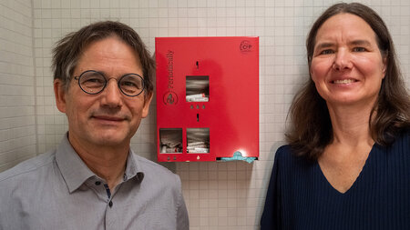 Mann und Frau vor Automaten