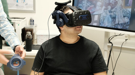 Mann schaut durch VR-Brille