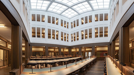 Blick in einen Lesesaal.