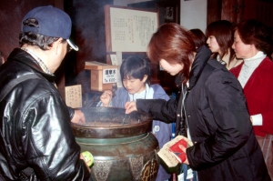 V1-CD061_27-cr-ga.jpg
