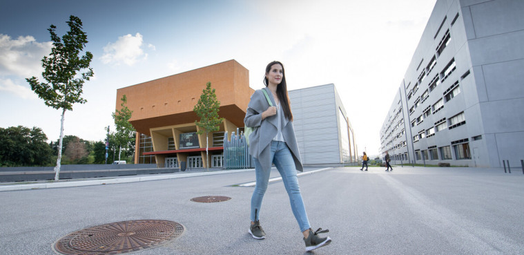 Studentin auf dem Campus