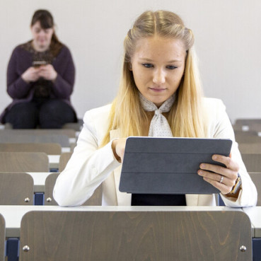 Studierende mit Laptops und Tablet im Hörsaal