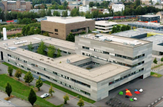 Luftbild des Chemnitzer Physikgebäudes auf dem Campus