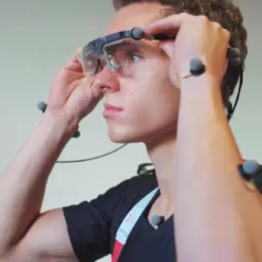 männliche Testperson mit einer Sensorbrille