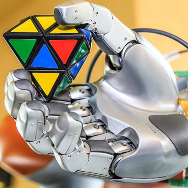 Roboterhand mit Spielwürfel