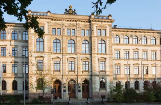 Hauptgebäuder der Uni auf der Str. der Nationen
