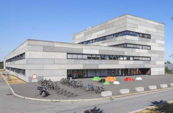 Physikgebäude auf dem Campus