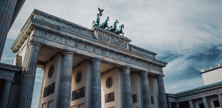 Ein Bild des Brandenburger Tors in Berlin.