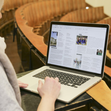 Studentin am Laptop