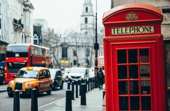 Eine rote Telefonzelle, ein gelbes Taxi und ein roter Doppeldeckerbus in den Strassen Londons