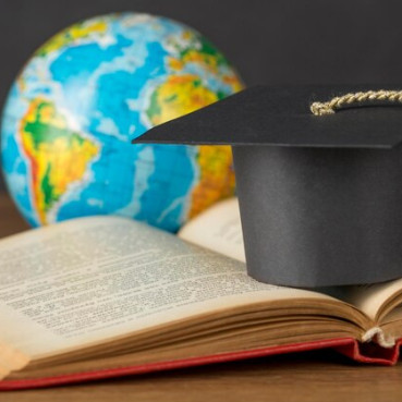graduation-cap-earth-globe-arrangement (Quelle: Freepik)