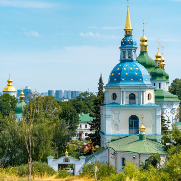 Orthodoxe Kirche der Ukraine mit blauem Dach im Wald