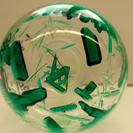 Kolben mit grünen Kristallen