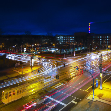 Straßenkreuzung in Chemnitz bei Nacht