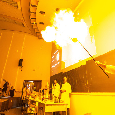 Burning Torch (Demonstration Experiment in the Lecture Hall)