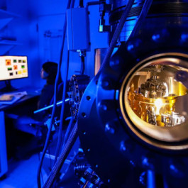 Labor in blauem Licht mit physikalischen Apparaturen