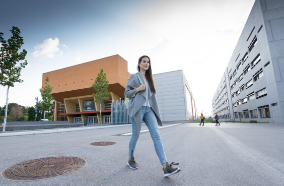 Studentin läuft über den Campus Reichenhainer Straße