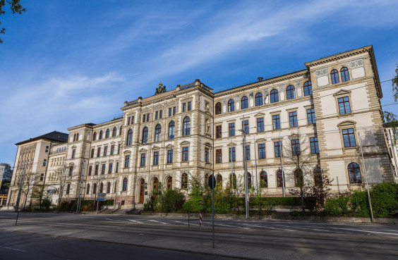 Das Unigebäude auf der Straße der Nationen.