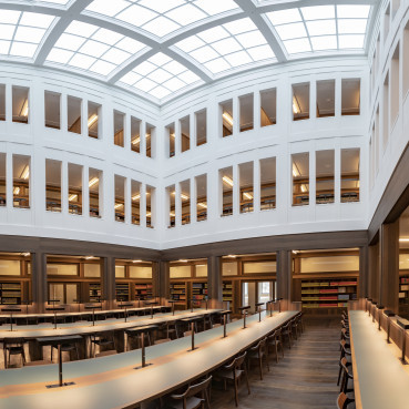 Raum mit Arbeitsplätzen und Glasdach in der Universitätsbibliothek