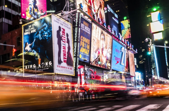 Time Square in New York bei Nacht mit Neonwerbeschildern