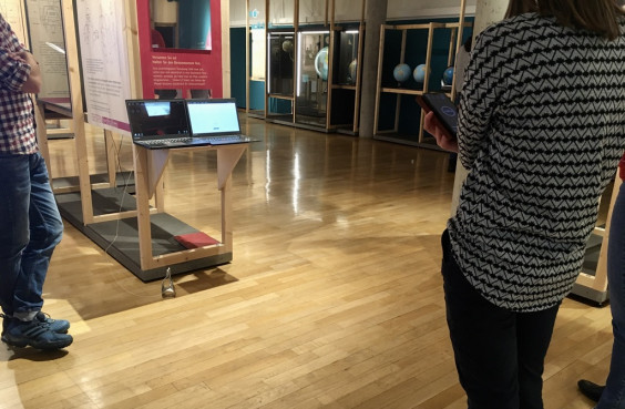 2 Personen testen Technik in einer Museumsaustellung