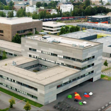 Luftbild des Chemnitzer Physikgebäudes auf dem Campus