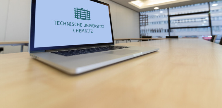Laptop liegt auf einem Tisch