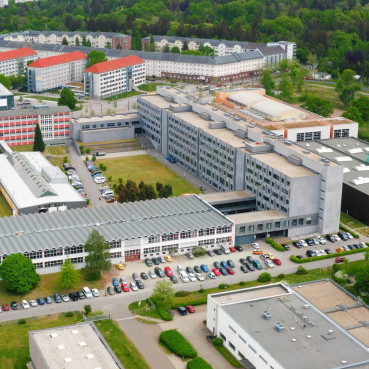 Weinhold-Bau und Halle H der TU Chemnitz aus der Vogelperspektive