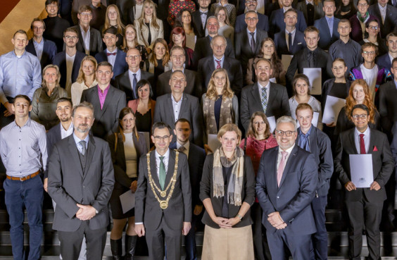 Gruppenfoto nach der Feierstunde 2023